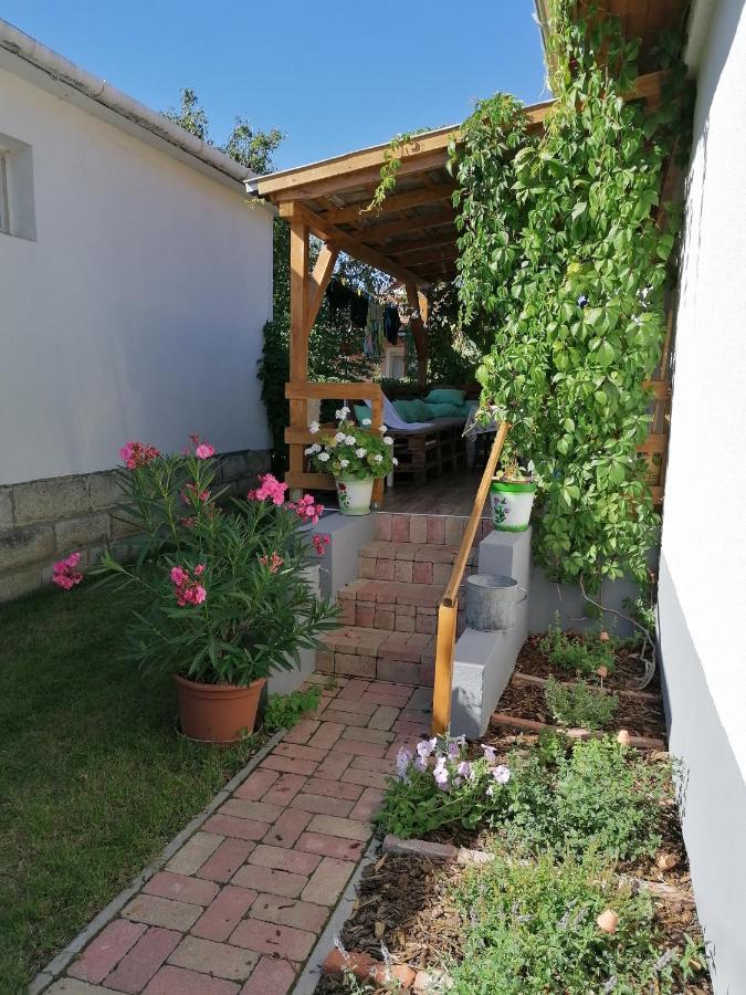 Menta Apartman Мезёкёвешд Экстерьер фото